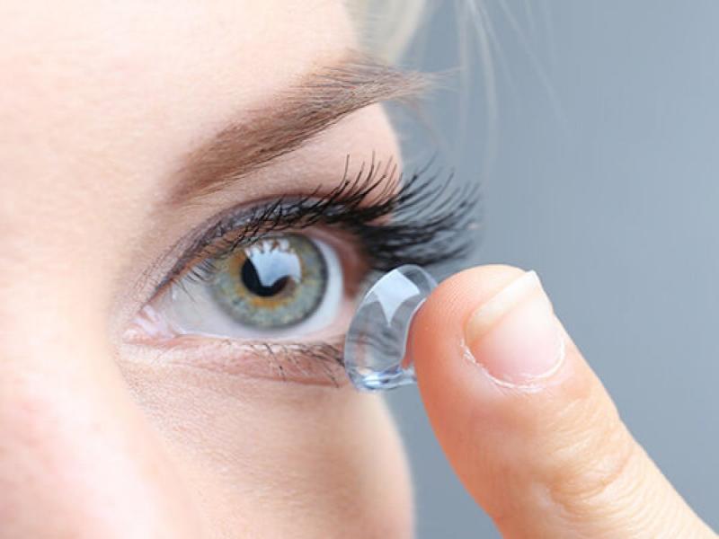 undefined7. Utilizar saliva para humedecer las lentillas: La saliva no es una solución estéril y puede introducir bacterias nocivas en los ojos. Utilice siempre la solución recomendada para humedecer las lentillas.