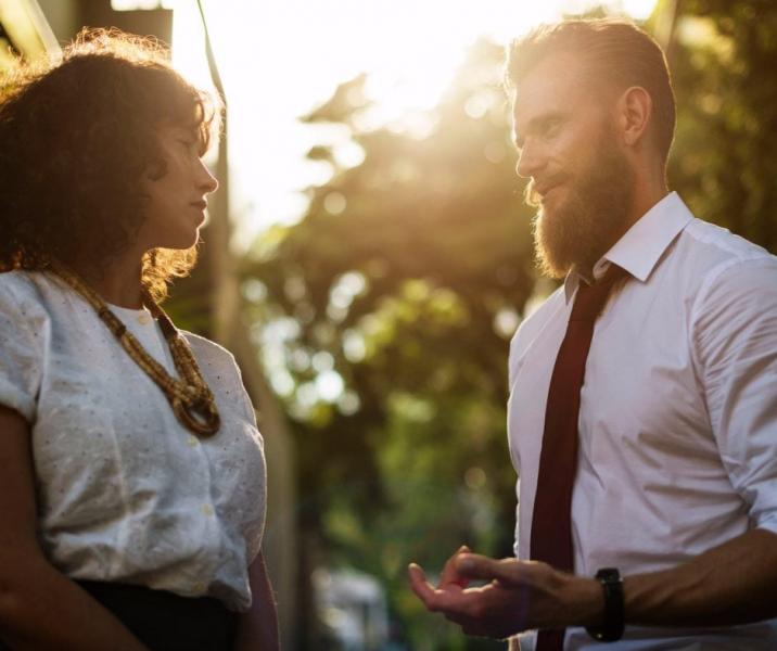 7 señales de que un hombre se siente a gusto contigo