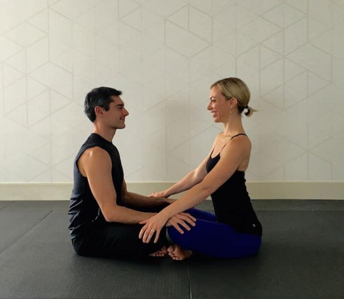 Yoga para dos: 11 asanas en pareja que fortalecerán tu relación