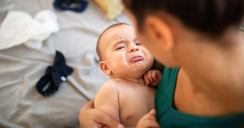 Recuerde observar buenas prácticas de higiene, como lavarse bien las manos antes y después de tocar a su hijo, y después de cambiarle los pañales. Esto puede ayudar a prevenir la propagación de infecciones y reducir las posibilidades de que otros miembros de la familia enfermen.