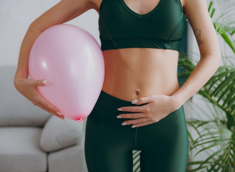 Cómo tratar la hinchazón abdominal y la retención de líquidos