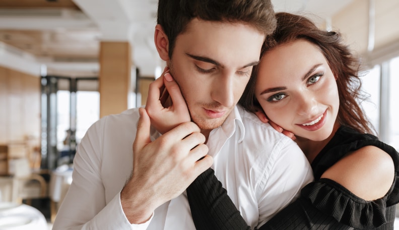 Por qué buscas la atención de los hombres aunque ames a tu marido (4 razones)