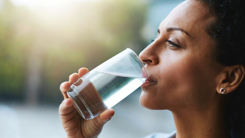 No te dejes secar: cómo beber agua correctamente en verano