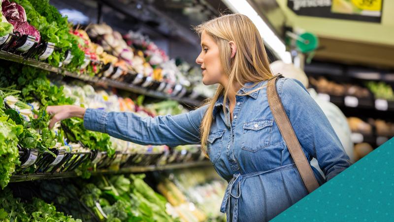 ¿Qué puede hacer para protegerse? El Dr. Smith aconseja evitar los supermercados durante las horas más calurosas del día, normalmente entre las 11 de la mañana y las 5 de la tarde. En su lugar, considere la posibilidad de hacer la compra a primera hora de la mañana o a última hora de la tarde, cuando las temperaturas son más frescas. Si tiene que ir durante las horas punta, asegúrese de mantenerse hidratado bebiendo mucha agua y vistiendo ropa ligera y transpirable. Tómese descansos y busque un lugar fresco dentro del supermercado para descansar y refrescarse si es necesario.