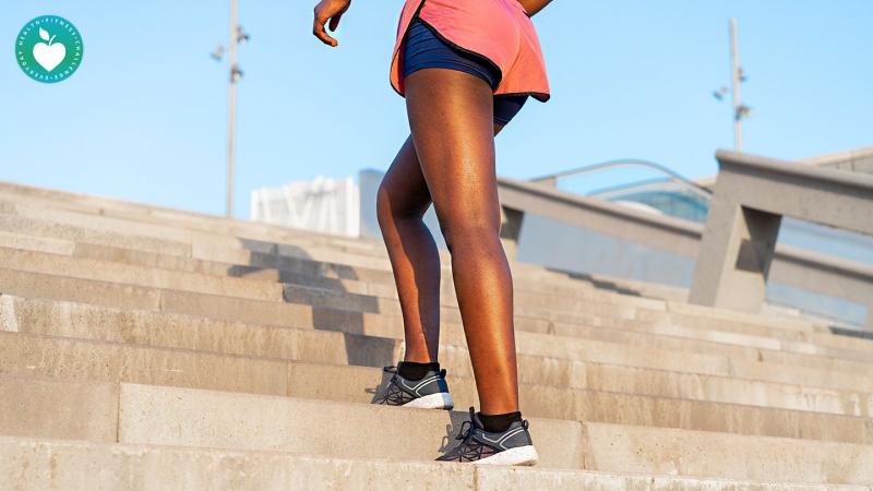 Además, caminar tiene un efecto positivo en el bienestar mental. Aumenta el estado de ánimo, reduce el estrés y la ansiedad y mejora la función cognitiva. Caminar al aire libre le expone al aire fresco y a la naturaleza, promoviendo una sensación de relajación y tranquilidad.