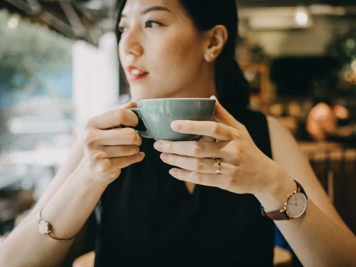 Entonces, ¿cuántas tazas de café se pueden tomar sin perjudicar la salud? La respuesta varía de una persona a otra y depende de factores como la tolerancia, la sensibilidad a la cafeína y el estado general de salud. En general, se recomienda limitar el consumo de café a 3-4 tazas al día, lo que equivale a unos 300-400 miligramos de cafeína.