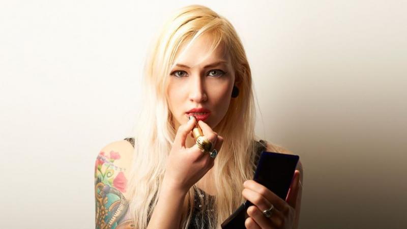 El maquillaje es una poderosa herramienta que nos permite expresarnos y realzar nuestros rasgos naturales. Tanto si prefieres un look atrevido y dramático como un enfoque sutil y minimalista, tus elecciones de maquillaje cotidianas pueden revelar mucho sobre tu personalidad. Desde tu paleta de colores preferida hasta la cantidad de tiempo que dedicas a tu rutina, cada elemento de tu rutina de maquillaje puede revelar quién eres como persona.