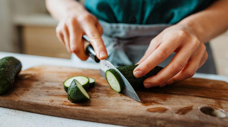 Las ostras contienen zinc, un mineral que contribuye al crecimiento sano del cabello. La deficiencia de zinc puede provocar la caída del cabello, por lo que incorporar ostras a su dieta puede prevenir este problema y contribuir a un cabello más grueso y brillante.