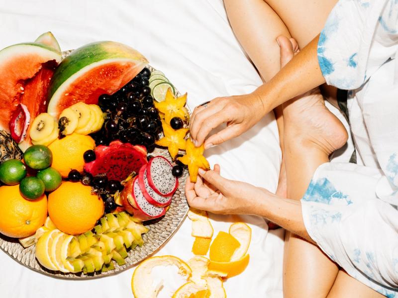 undefinedOtro motivo de preocupación es el alto contenido de azúcar de las frutas. Aunque los azúcares naturales de la fruta suelen ser mejores para nuestro organismo que los azúcares procesados, consumir cantidades excesivas puede tener efectos negativos. Cuando comemos fruta, nuestros niveles de azúcar en sangre aumentan rápidamente, lo que provoca una rápida liberación de insulina. Esto puede provocar bajones de energía, antojos de más azúcar y un mayor riesgo de desarrollar resistencia a la insulina, precursora de la diabetes de tipo 2.