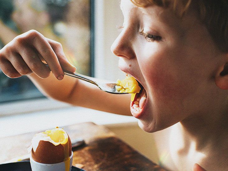 Una dieta especial para mujeres altas debe centrarse en proporcionarles los nutrientes necesarios, asegurándose al mismo tiempo de que no consumen un exceso de calorías. Esto significa que su dieta debe ser rica en proteínas magras, como el pollo, el pescado y el tofu, que pueden ayudar a construir y reparar sus tejidos musculares. Además, deben consumir mucha fruta y verdura, repletas de vitaminas y minerales esenciales para la salud en general.