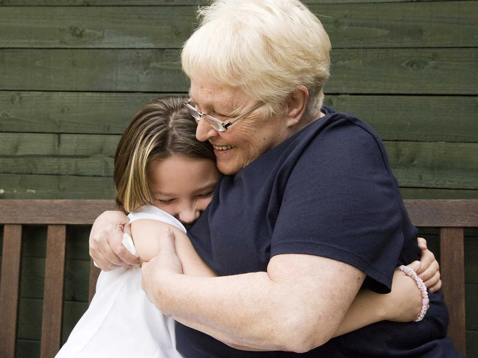 Curiosamente, los resultados del estudio mostraron que las abuelas afirmaban sentir más amor y afecto por sus nietos que por sus propios hijos. Este resultado se mantuvo incluso teniendo en cuenta factores como la edad, el estado civil y el número de hijos/nietos. Los investigadores especulan que esto podría deberse a una serie de factores, como la alegría de participar en la vida de la generación más joven y la ausencia de las responsabilidades y el estrés asociados a la crianza de los hijos.