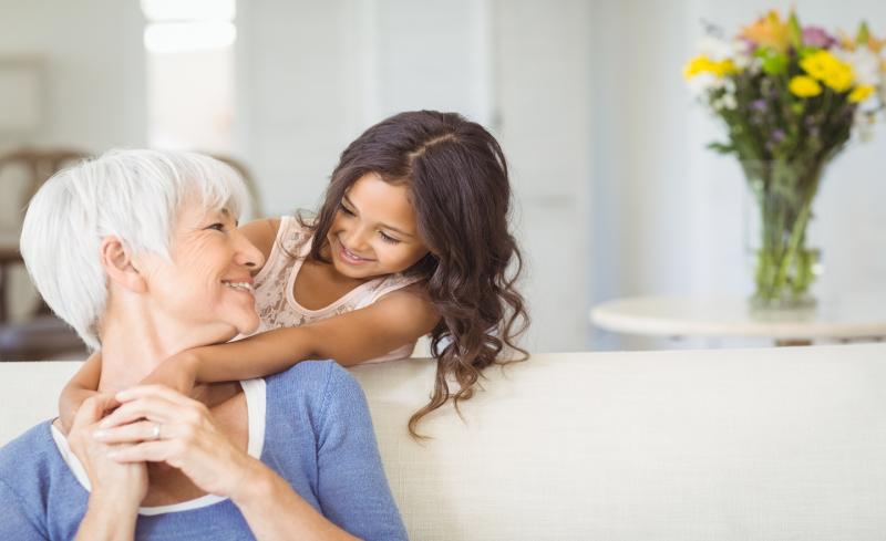 Durante mucho tiempo ha existido la creencia de que las abuelas tienen un vínculo especial con sus nietos. Incluso pueden sentir más amor y afecto por ellos que por sus propios hijos. Pero, ¿se trata sólo de una noción sentimental o tiene alguna base científica?