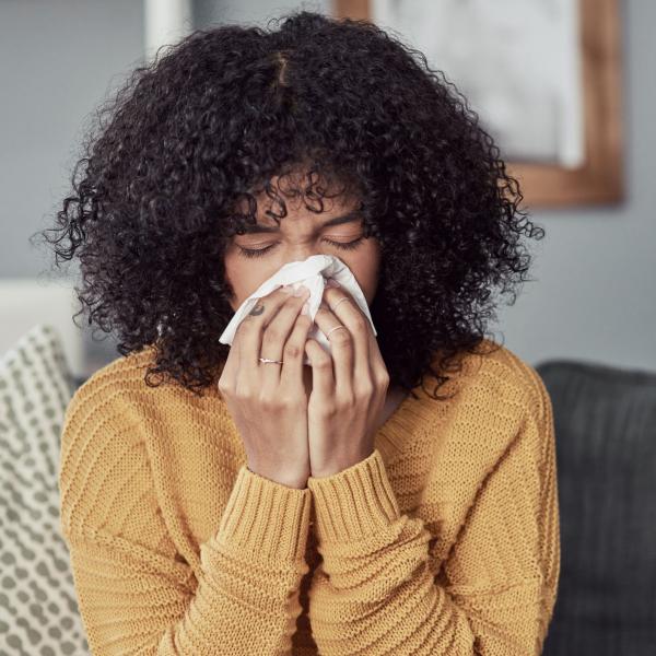 Cómo curar el goteo nasal rápidamente: 10 maneras eficaces