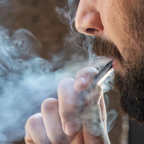 A medida que crece la popularidad del vapeo, muchas personas se preguntan si es o no una alternativa más segura que fumar cigarrillos tradicionales. El hecho es que todavía se está debatiendo e investigando mucho sobre los efectos a largo plazo del vapeo en nuestra salud. Mientras que algunos sostienen que el vapeo es menos perjudicial debido a la ausencia de tabaco y combustión, otros advierten de los riesgos potenciales asociados al uso del cigarrillo electrónico. Es esencial separar la realidad de la ficción cuando se examina la seguridad de los vapes en comparación con los cigarrillos normales.