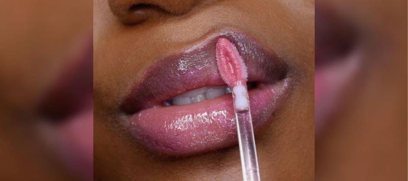 El maquillaje puede hacer maravillas a la hora de crear la ilusión de unos labios más carnosos. Con unos pocos productos y algunas técnicas sencillas, puedes conseguir que tus labios parezcan más grandes y definidos en un abrir y cerrar de ojos. Sin agujas.