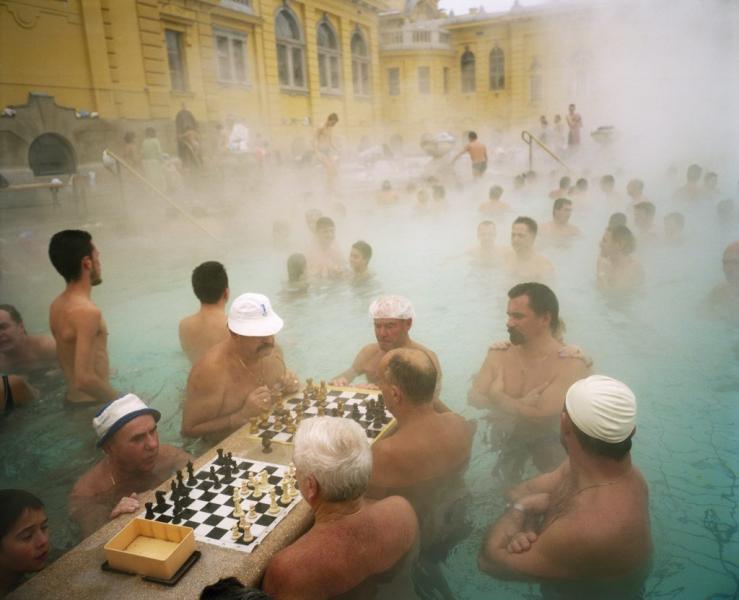 La clave para rejuvenecer en la casa de baños reside en los rituales y prácticas que suelen asociarse a esta experiencia. Uno de los aspectos más importantes es el calor. Los baños de vapor y las saunas suelen ser las principales atracciones de una casa de baños, y el intenso calor que proporcionan puede ayudar a aumentar la circulación sanguínea y abrir los poros. Se cree que esto ayuda en el proceso de desintoxicación y favorece una piel de aspecto más saludable.