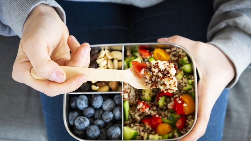 Comer sano no sólo tiene que ver con lo que comes, sino también con cuánto comes. Los tentempiés pueden ser una desventaja para muchos, ya que es fácil picar sin pensar alimentos ricos en calorías. Sin embargo, si se eligen las opciones adecuadas, los tentempiés pueden ayudar a perder peso. Si optas por tentempiés saludables, podrás saciar tus antojos sin engordar.