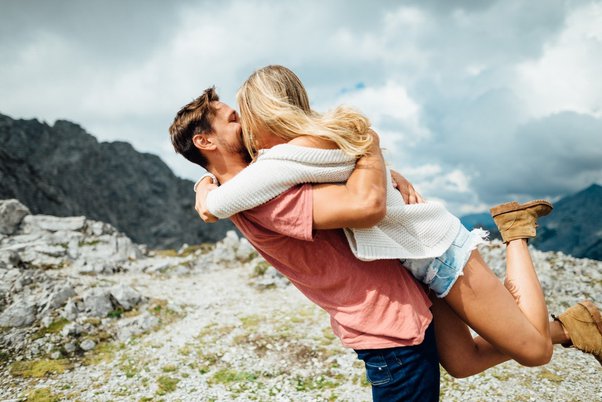 Estas cinco historias inspiradoras nos recuerdan que el amor siempre es posible, incluso cuando estamos en nuestro punto más bajo. Nos enseñan que el amor puede llegar a nuestras vidas cuando menos lo esperamos y transformar nuestra desesperación en esperanza. Así que, incluso cuando te sientas desesperado, aférrate a la creencia de que el amor está ahí fuera, esperando a encontrarte.