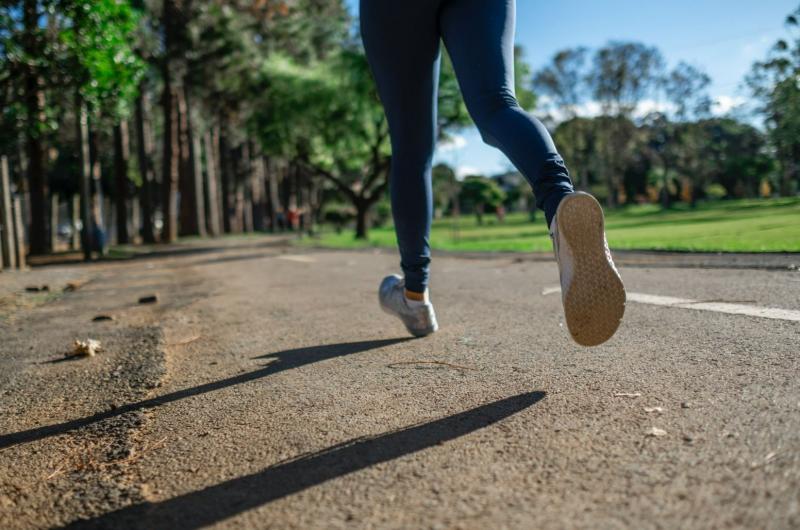 Una de las principales razones por las que correr beneficia a la vista es porque aumenta el flujo sanguíneo a los ojos. Al correr, aumenta el ritmo cardíaco y se bombea más oxígeno y nutrientes a todas las partes del cuerpo, incluidos los ojos. Este aumento del flujo sanguíneo ayuda a nutrir las células de los ojos y a mantener su funcionamiento óptimo.