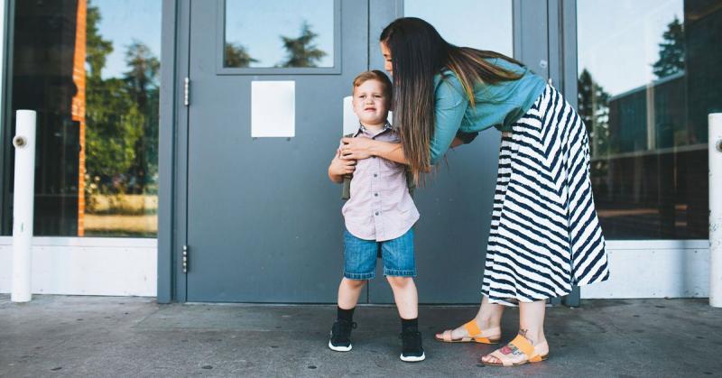 Ante todo, es crucial recordar que la relación de su hija con su padre no disminuye su papel como madre. Los niños son capaces de establecer fuertes vínculos con ambos progenitores, y es completamente normal que tengan un vínculo más estrecho con uno de ellos en distintas etapas de su desarrollo. Es importante resistir la tentación de sentir celos o inseguridad ante esta situación.