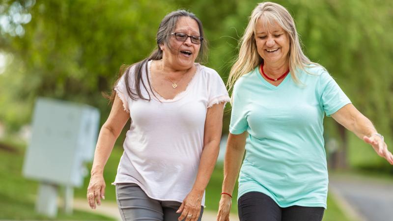 undefined¿Sabía que un simple paseo de 15 minutos puede tener un impacto significativo en su esperanza de vida? Dar un paseo a paso ligero, incluso durante un breve periodo de tiempo, puede aportar una serie de beneficios para la salud y, en última instancia, aumentar sus posibilidades de vivir una vida más larga y saludable. Es una pequeña inversión de tiempo que puede reportarle grandes beneficios.