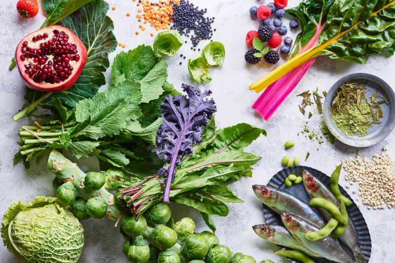 En conclusión, aunque las frutas son sin duda una parte importante de una dieta sana, depender únicamente de ellas puede ser arriesgado. Es esencial incorporar una variedad de alimentos ricos en nutrientes a nuestra dieta para asegurarnos de que estamos ingiriendo todos los nutrientes necesarios para gozar de una salud óptima. Consultar a un profesional sanitario o a un dietista titulado puede ser beneficioso para crear un plan de alimentación equilibrado y sostenible.