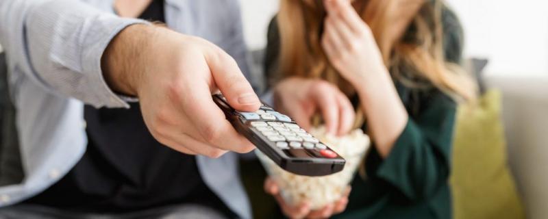 Además, el consumo prolongado de televisión se ha asociado a una mala salud mental. Se ha descubierto que los hombres que pasan demasiado tiempo viendo la televisión son más propensos a experimentar síntomas de depresión, ansiedad y aislamiento social. Esto puede repercutir negativamente en su bienestar general y su calidad de vida.