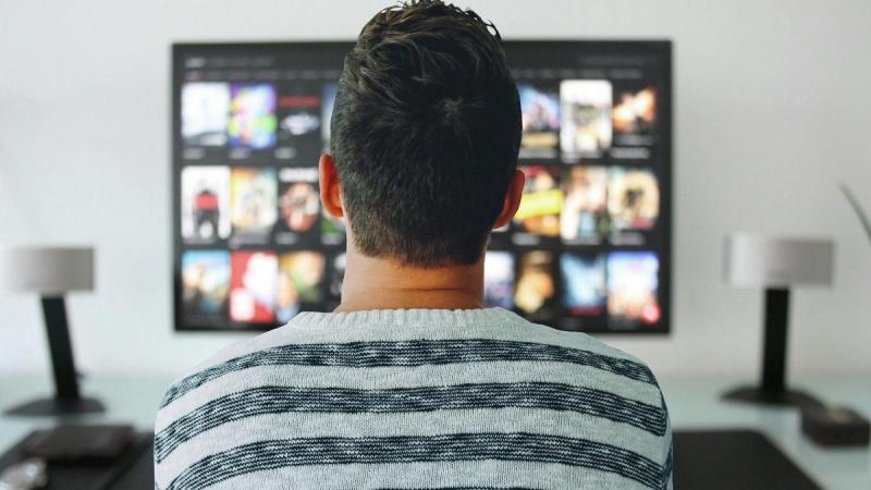 Además, el contenido de los programas de televisión también puede ser perjudicial para la salud de los hombres. Muchos programas de televisión y anuncios promueven comportamientos poco saludables como el tabaquismo, el consumo excesivo de alcohol y las conductas sexuales de riesgo. Los hombres que están expuestos regularmente a estos mensajes pueden sentirse más inclinados a adoptar ellos mismos estos comportamientos, poniendo en riesgo su salud.