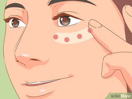 Cómo aplicar correctamente la crema en el rostro y los párpados