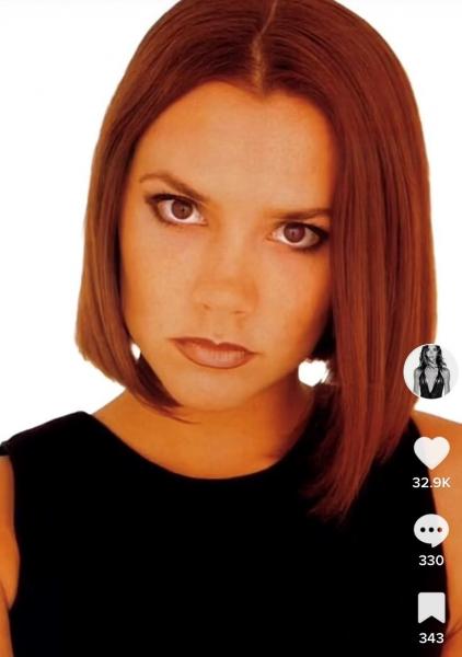 Si eres fan del corte recto, la coleta baja o las ondas voluminosas de Victoria Beckham, puedes recrear fácilmente sus mejores peinados con unos sencillos pasos. No te dejes intimidar por sus looks aparentemente perfectos: con las herramientas y técnicas adecuadas, puedes sacar la Posh Spice que llevas dentro y lucir cualquiera de estos peinados icónicos.