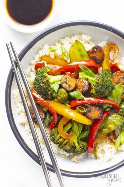 La regla de la palma: cuántas verduras debe haber en un plato (y de qué color)