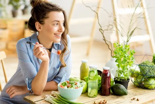 En los últimos años, las pipas de girasol se han convertido en un tentempié cada vez más popular. A menudo se alaban por su alto valor nutritivo y sus supuestos beneficios para la salud. Sin embargo, estudios recientes han demostrado que este hábito aparentemente inocente puede suponer en realidad una amenaza para nuestro sistema inmunitario.