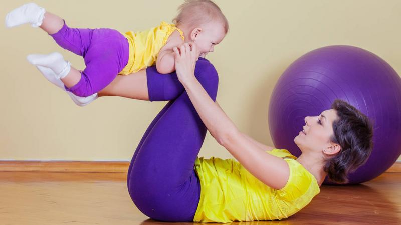 En forma con un bebé: 6 ejercicios para mamás jóvenes