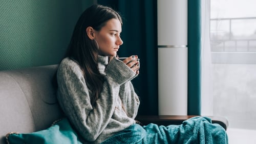 A Blue Monday, que normalmente cai na terceira segunda-feira de janeiro, é considerada uma combinação de fatores, incluindo a tristeza pós-feriado, o clima frio e a percepção de que as resoluções de Ano Novo podem não ser tão fáceis de alcançar como se pensava inicialmente. O dia foi cunhado pela primeira vez pelo psicólogo Cliff Arnall em 2005, que usou uma fórmula para calculá-lo como o dia mais abatido do ano.