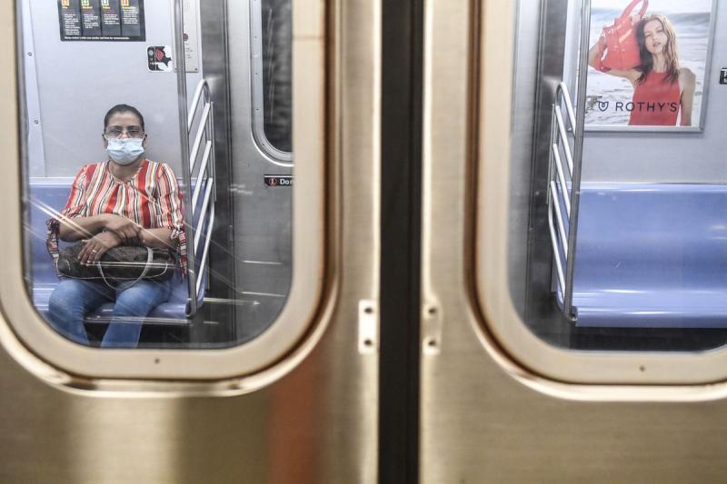 O coronavírus permanece nos trilhos do transporte por até três dias, e no dinheiro - cerca de um dia