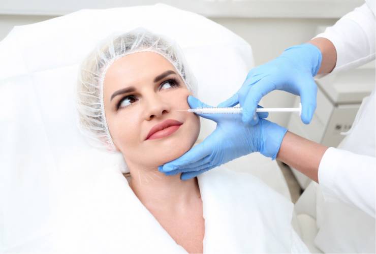 Em conclusão, fazer as perguntas certas a um cosmetologista é fundamental para tomar decisões informadas com relação ao Botox, ao tratamento da acne e à prevenção do envelhecimento. Conhecer bem os riscos, os benefícios e as várias opções de tratamento pode ajudá-lo a atingir suas metas de cuidados com a pele e garantir os melhores resultados possíveis.