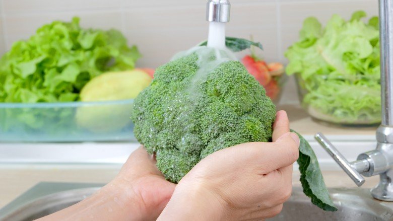 Quais alimentos sempre precisam ser lavados antes de comer (e que você definitivamente não precisa)