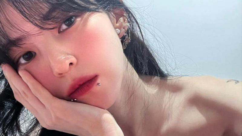 Os piercings de cabelo não são apenas visualmente cativantes, mas também oferecem uma maneira temporária de experimentar um novo visual. Ao contrário dos piercings tradicionais, que exigem um compromisso para toda a vida, os piercings de cabelo podem ser facilmente removidos, permitindo que as pessoas mudem seu estilo sempre que quiserem. Essa versatilidade é um grande atrativo para quem está procurando uma mudança temporária ou quer testar as águas antes de se comprometer com uma modificação mais permanente.