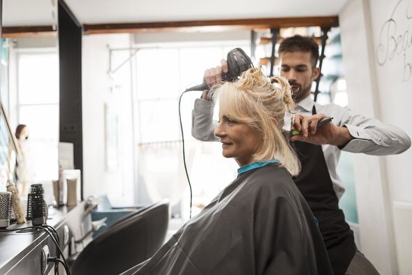 Dizem que a idade é apenas um número, mas às vezes nossa aparência pode não estar de acordo com o que sentimos por dentro. Uma maneira de recuperar sua aparência jovem é por meio de um corte de cabelo bem feito. Um bom corte de cabelo tem o poder de tirar anos de seu rosto e aumentar sua confiança.