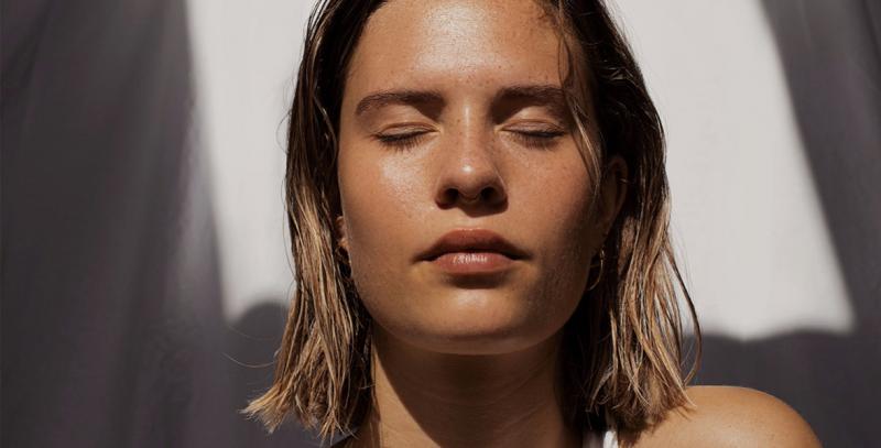 O verão é a época em que todos nós queremos aproveitar o sol, relaxar na praia e fazer uma pausa em nossas rotinas diárias. No entanto, o sol forte do verão e outros fatores ambientais podem prejudicar a nossa pele, deixando-a seca, sem brilho e danificada. É por isso que é importante cuidar ainda mais da pele do rosto durante essa época do ano.