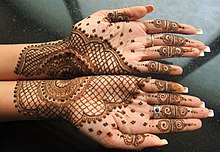 Como encontrar o desenho perfeito de henna ou mehendi para dar sorte