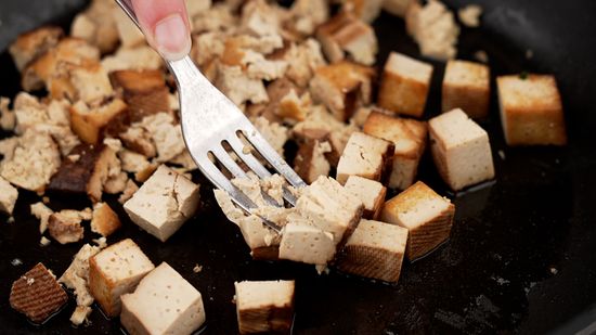 indefinido2. Inclua proteínas: Incorpore fontes de proteína como ovos, iogurte ou tofu no seu café da manhã. A proteína ajuda a construir e reparar os tecidos, aumenta a saciedade e apoia o crescimento muscular.