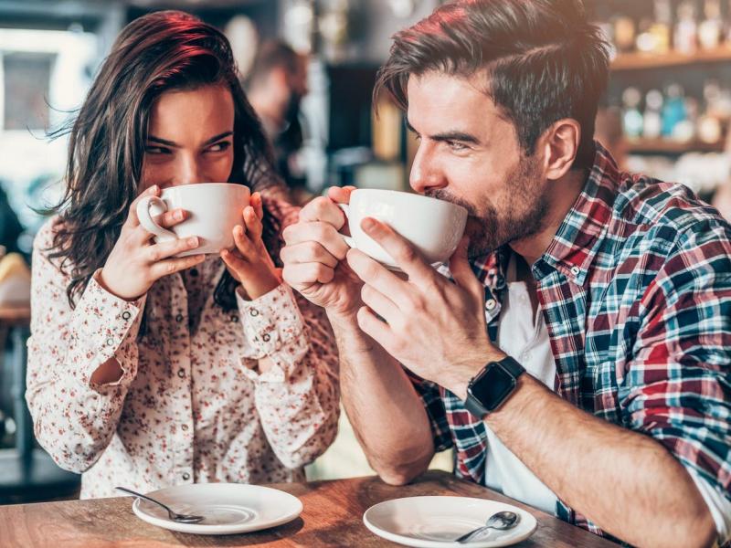 Quando Sarah concordou em ir a um encontro às cegas marcado por um amigo em comum, ela estava apreensiva e curiosa. Ao sentar-se em frente ao seu par em um café aconchegante, ela não pôde deixar de notar a química imediata que havia entre eles. Eles passaram horas conversando sem esforço, rindo e descobrindo interesses em comum. Ficou claro que eles tinham uma forte conexão, e o encontro às cegas se transformou no início de um lindo relacionamento.