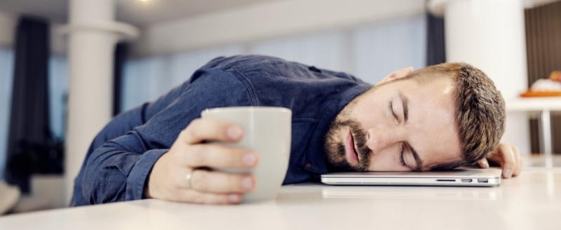 Você acorda de manhã e já está cansado: 10 causas não óbvias de fadiga citadas por psicólogos (e o que fazer a respeito)