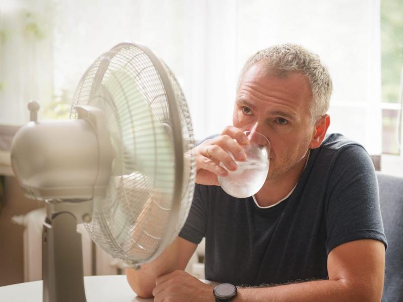 Você deveria ter tanto medo de condicionadores de ar e ventiladores (e como se refrescar sem eles)?