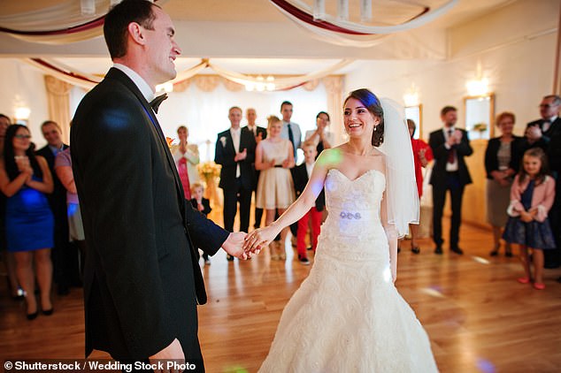 Prós do casamento com convidados