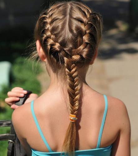 Para obter um visual mais polido, você pode provocar suavemente o cabelo na coroa para dar mais volume. Quando terminar, use os dedos para puxar algumas mechas para criar uma sensação de desarrumação sem esforço. Finalize o visual com uma borrifada de spray de cabelo para manter o coque no lugar o dia todo.