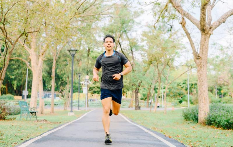 Quais são os benefícios de correr pela manhã? Dicas para iniciantes