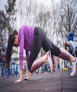  undefinedLembre-se de que a consistência é fundamental quando se trata de obter uma barriga lisa. Incorpore esses exercícios em sua rotina de condicionamento físico pelo menos três vezes por semana e combine-os com uma dieta saudável para obter melhores resultados. Consulte sempre um profissional de fitness se for iniciante nesses exercícios ou se tiver alguma condição de saúde subjacente.