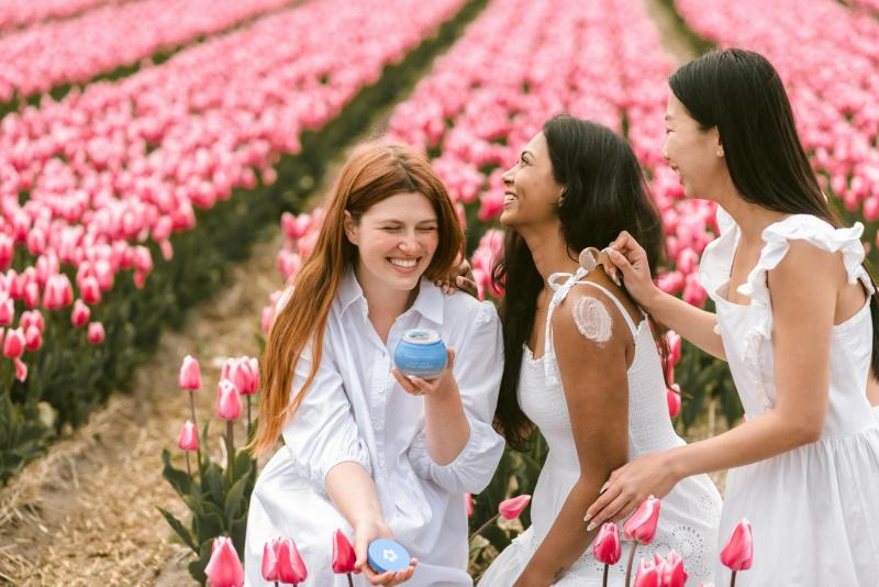 Esporte-chique, geleia real, extrato de tulipa negra - nas notícias de beleza e moda da semana.